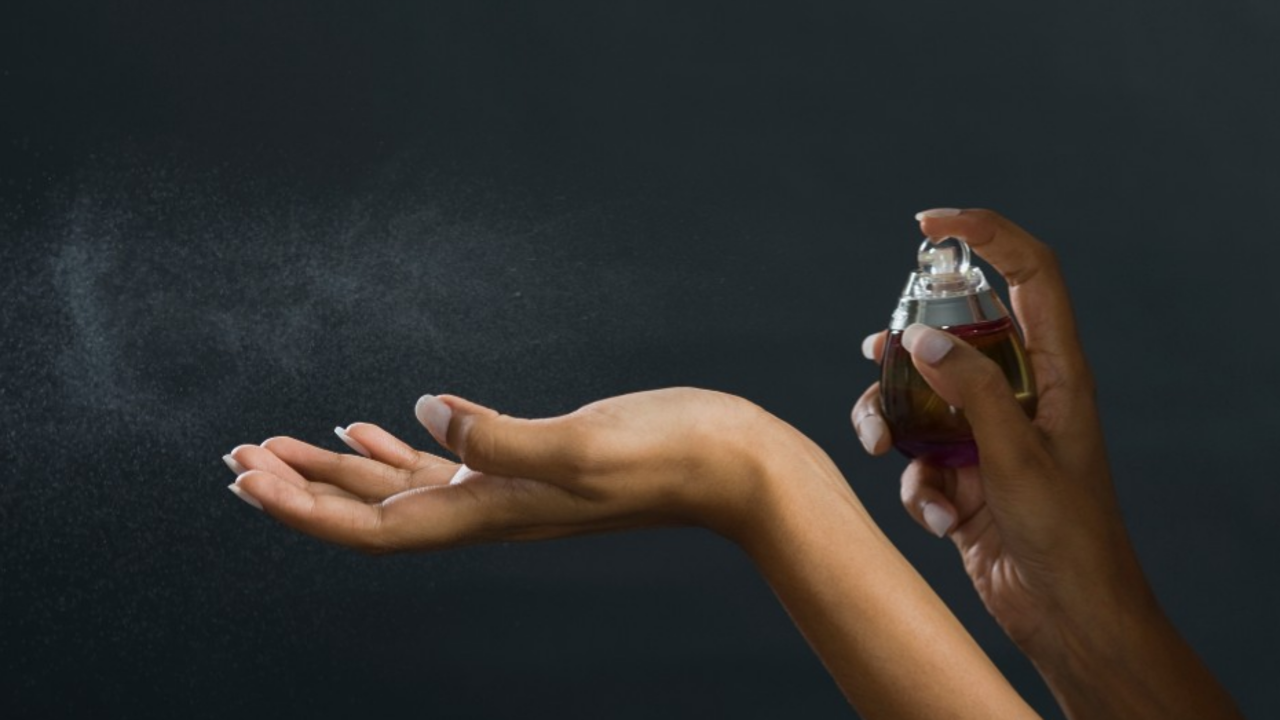 ماندگاری عطر را چگونه افزایش دهیم؟ 10 راهکار ساده و کاربردی